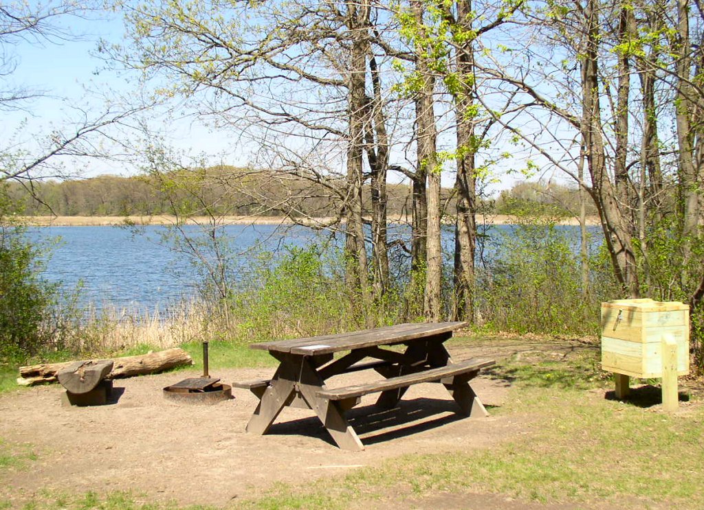 A walk-in campsite overlooking Bjorkland Lake