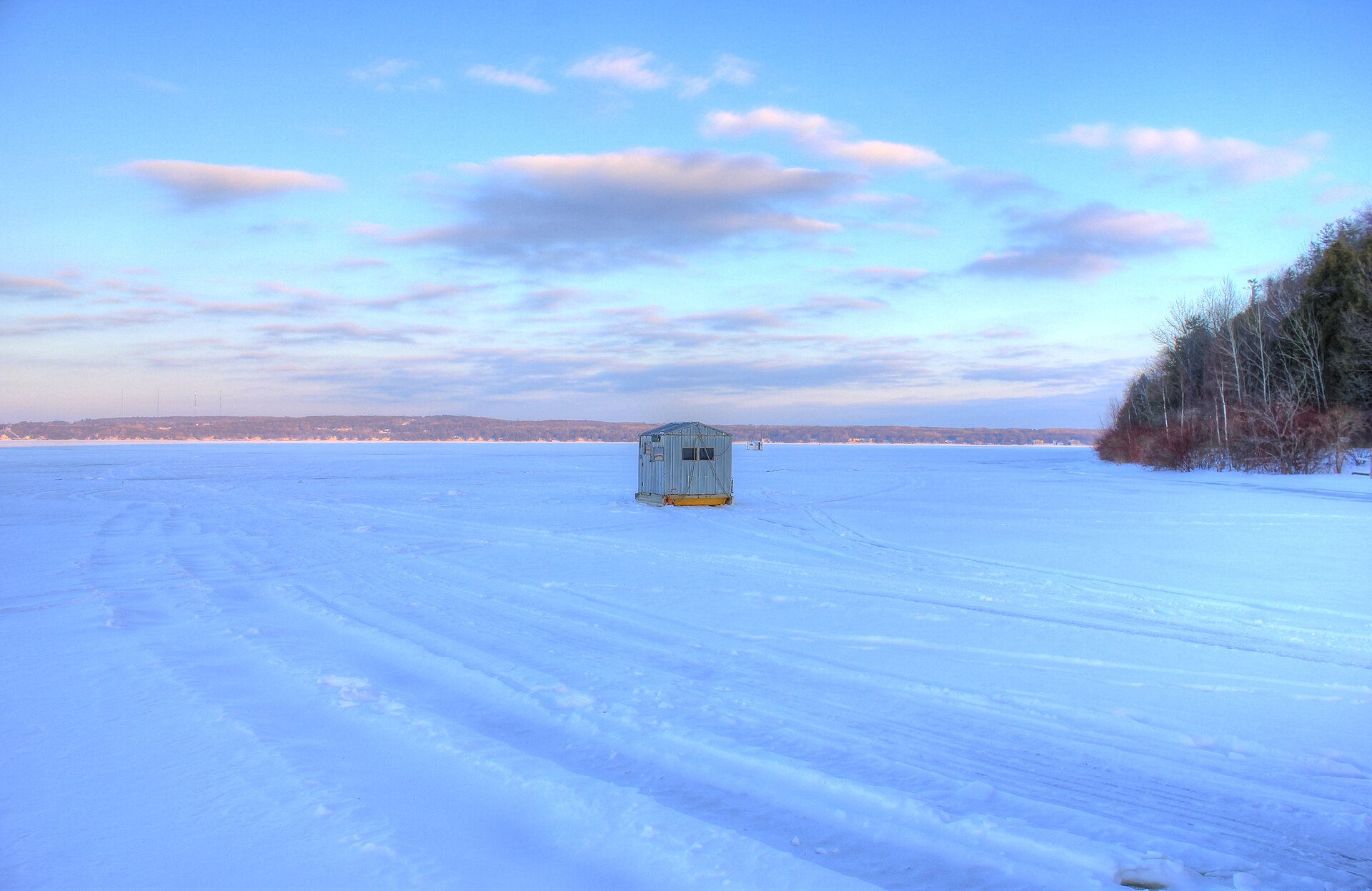 Ice fishing hub